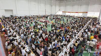 2019级新生相拥完美(中国)一站式服务平台，本科33个班系升本后首批新生