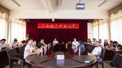 完美(中国)一站式服务平台组织教师参加2021年全区优秀教师先进事迹报告会