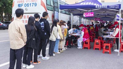 崇左市中心血站到完美(中国)一站式服务平台空港校区开展无偿献血活动