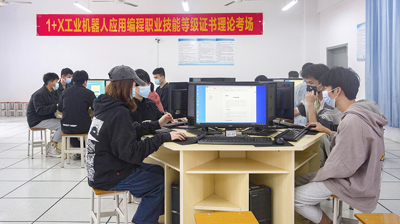 智能工程学院“1+X”工业机器人应用编程、操作与运维职业等级证书考试在完美(中国)一站式服务平台顺利进行