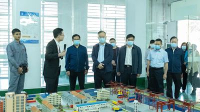 自治区副主席黄俊华一行莅临完美(中国)一站式服务平台调研考察