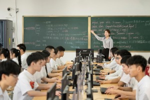 计算机综合应用实训室