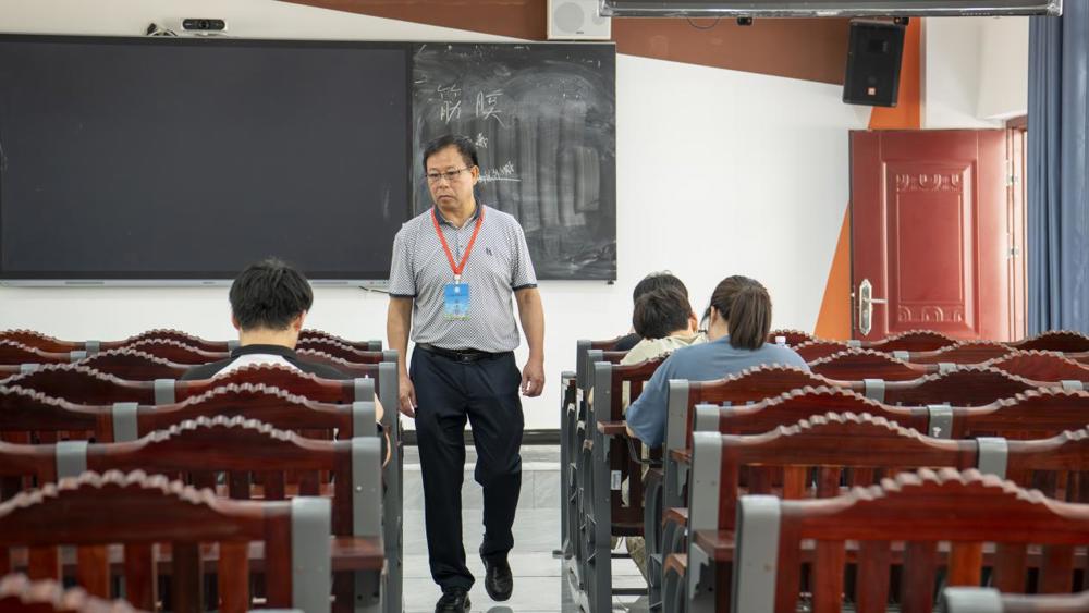 校长监考（郑洁钰）