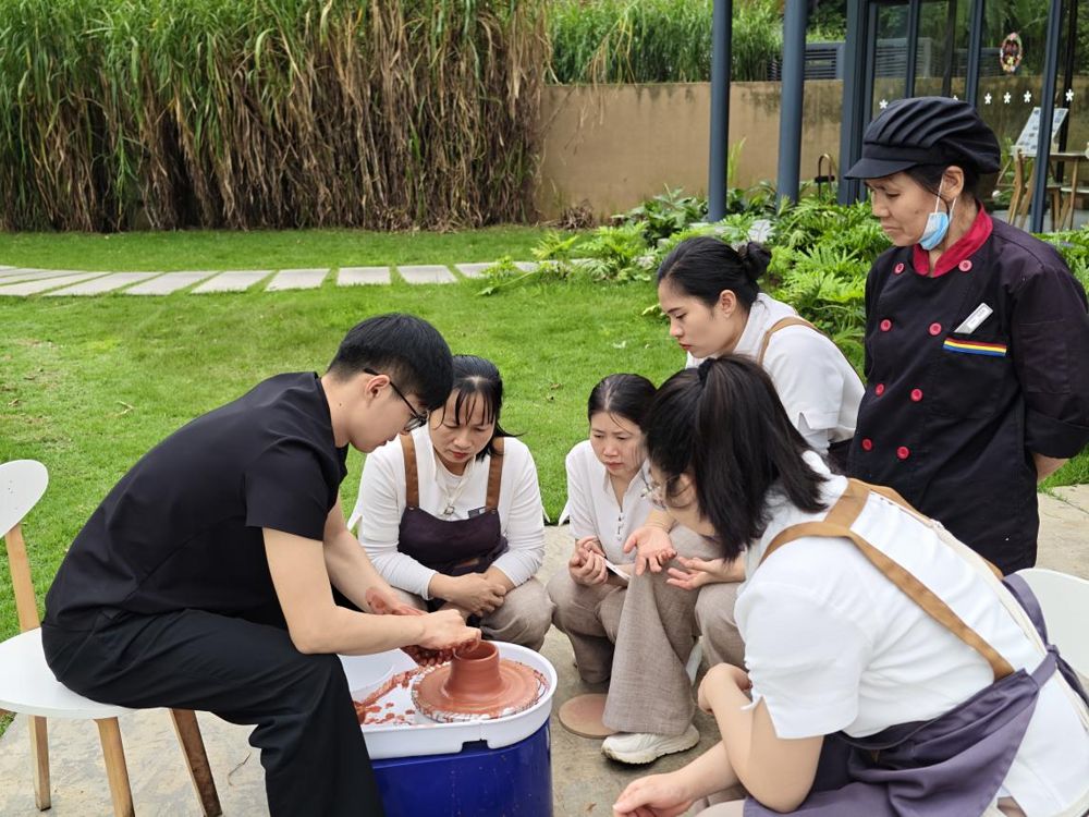 图1 王晨晓老师示范拉胚技法