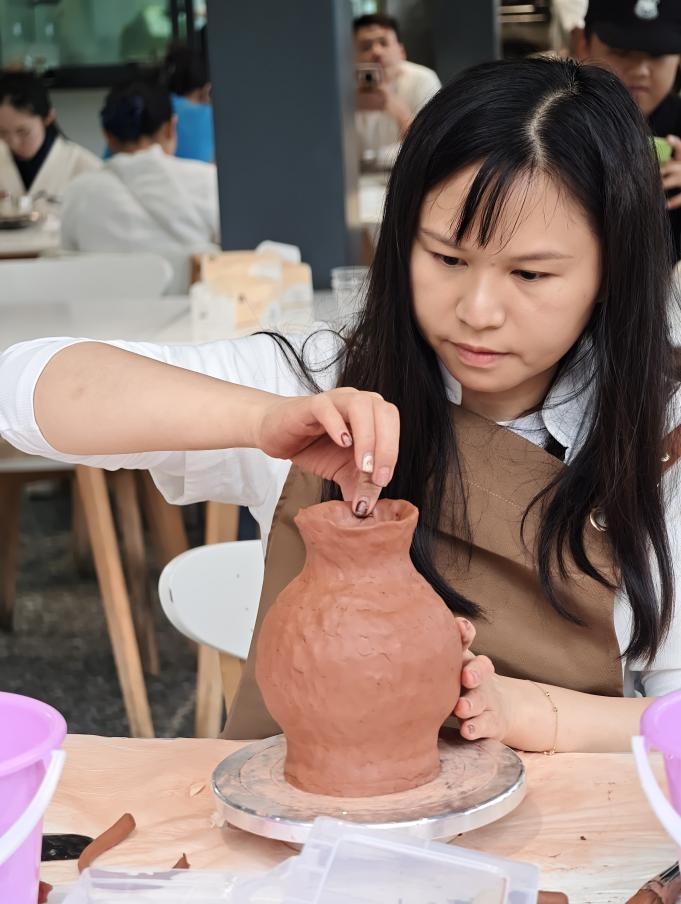 图3 度假村员工学习捏陶器