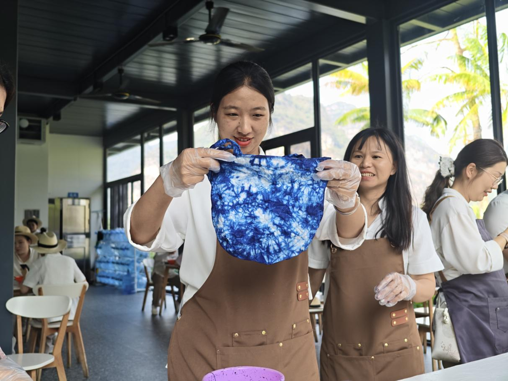 图6 学员在制作扎染作品