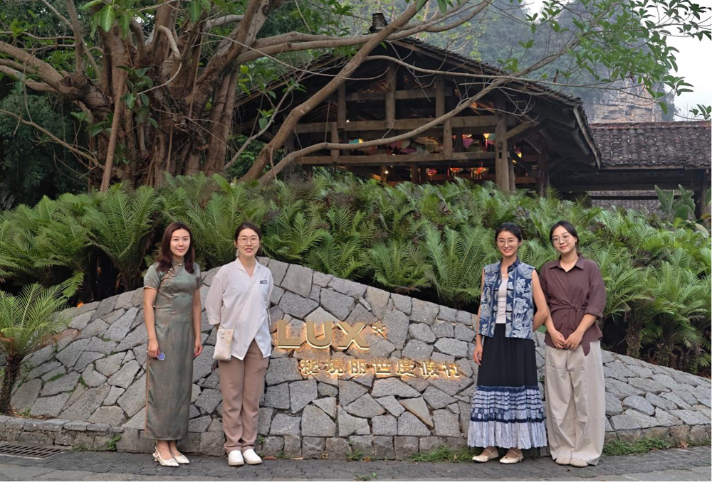 图8 艺传学院老师与崇左秘境丽世度假村管理人员合影