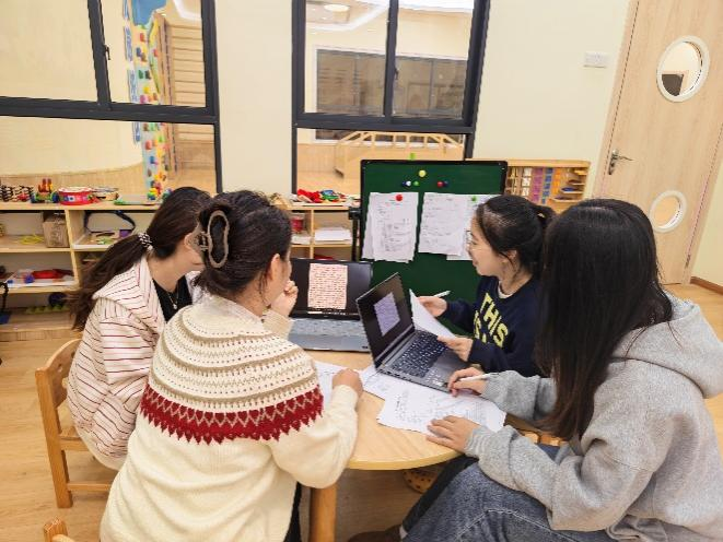 图1 团队进行项目研讨