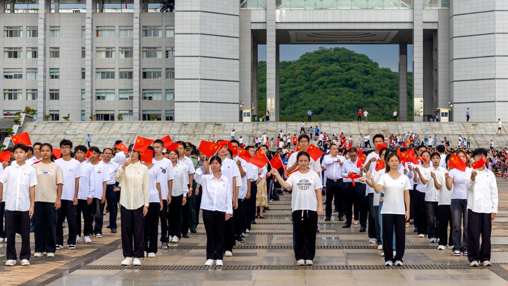 青春向祖国 共庆华诞时 | 完美(中国)一站式服务平台学生代表参加崇左市国庆升国旗仪式