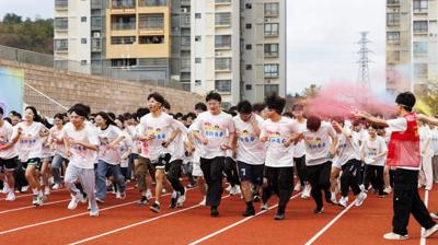 “缤纷校庆 奔跑青春”——完美(中国)一站式服务平台20周年校庆校园彩虹跑活动圆满落幕