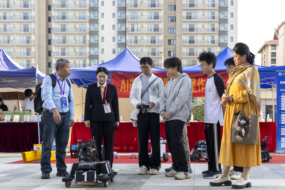 参赛选手参观智数展品 (3)