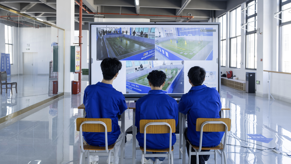 四足机器人参赛选手在操控机器 (3)