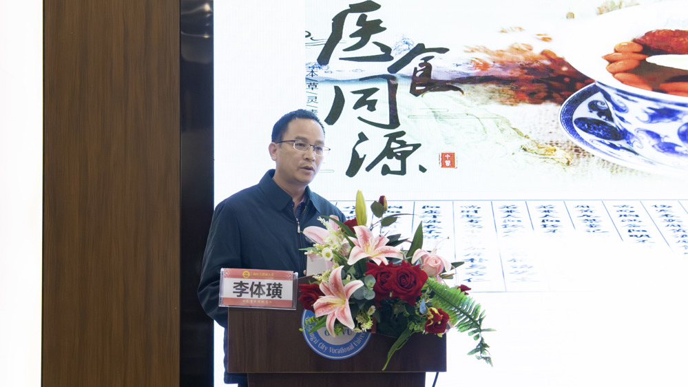 2025年崇左市中药药膳产业发展暨药膳制作技能培训班李体璜专家正在培训（黎槿柔摄） (3)