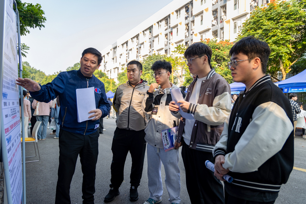 企业给同学们介绍岗位 (2)