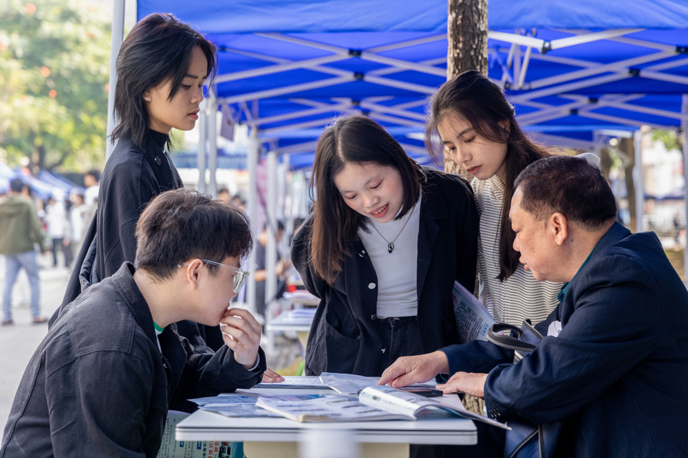 企业给同学们介绍岗位 (7)