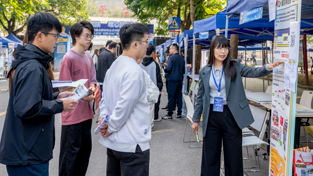 招聘人员给学生介绍公司岗位3