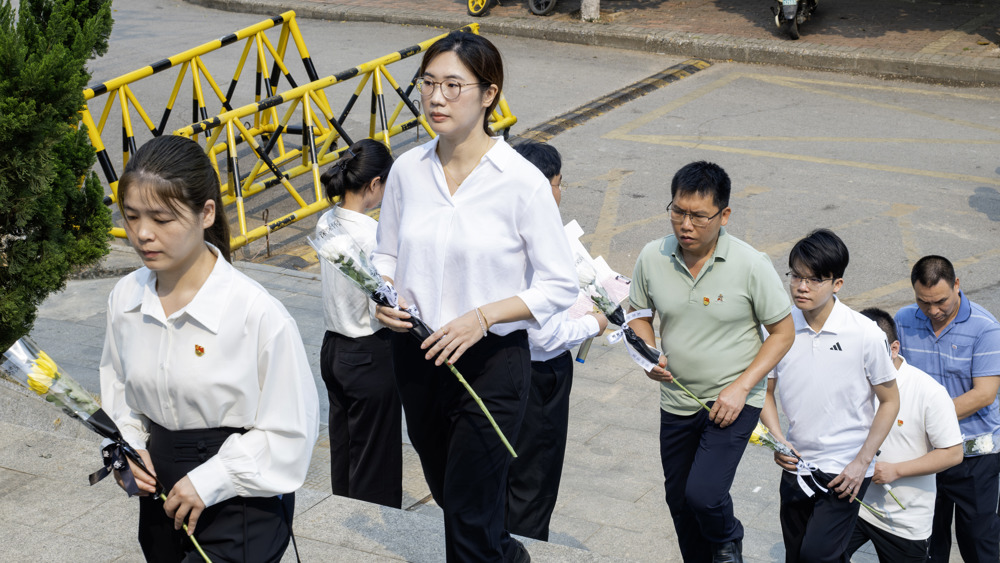 2026年缅怀英烈筑牢红色基因主题活动老师献花（黎槿柔摄） (4)