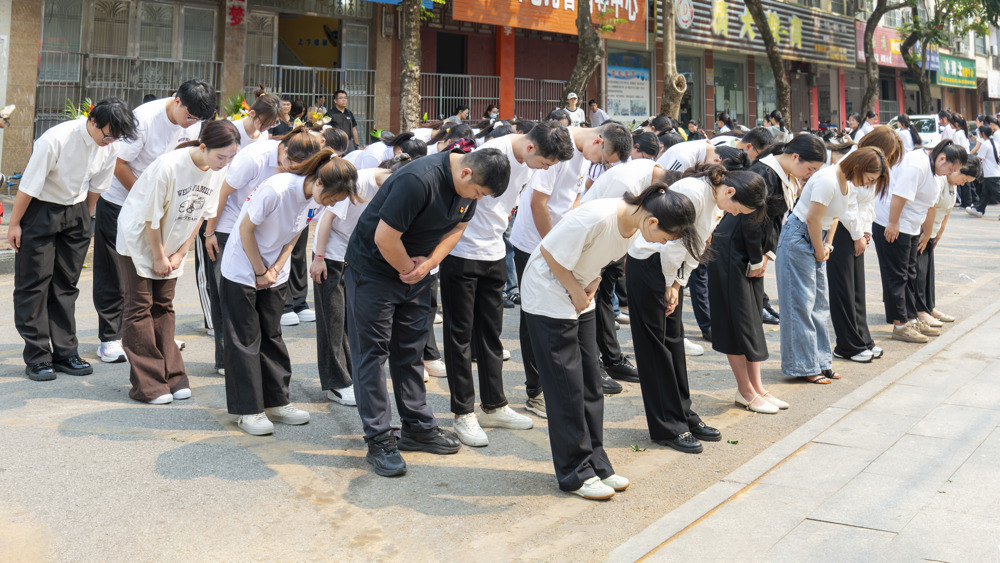 缅怀英烈牢筑红色基因-三鞠躬（覃若彤摄）） (5)