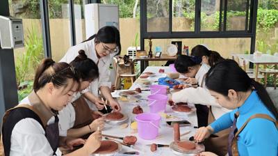 当非遗遇见秘境——艺术设计与文化传媒学院为崇左秘境丽世度假村开展非遗工艺培训