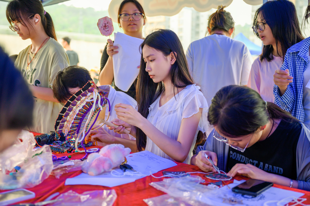 同学们在制作织锦团扇手工作品 