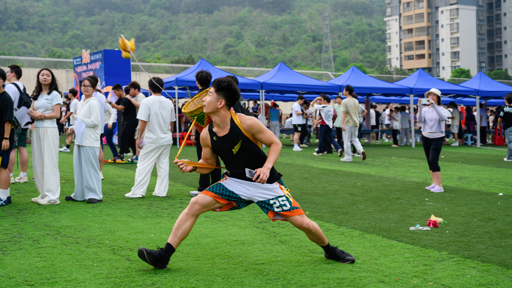 同学们在玩抛绣球游戏