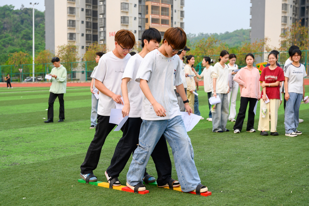 同学们在玩三人板鞋游戏