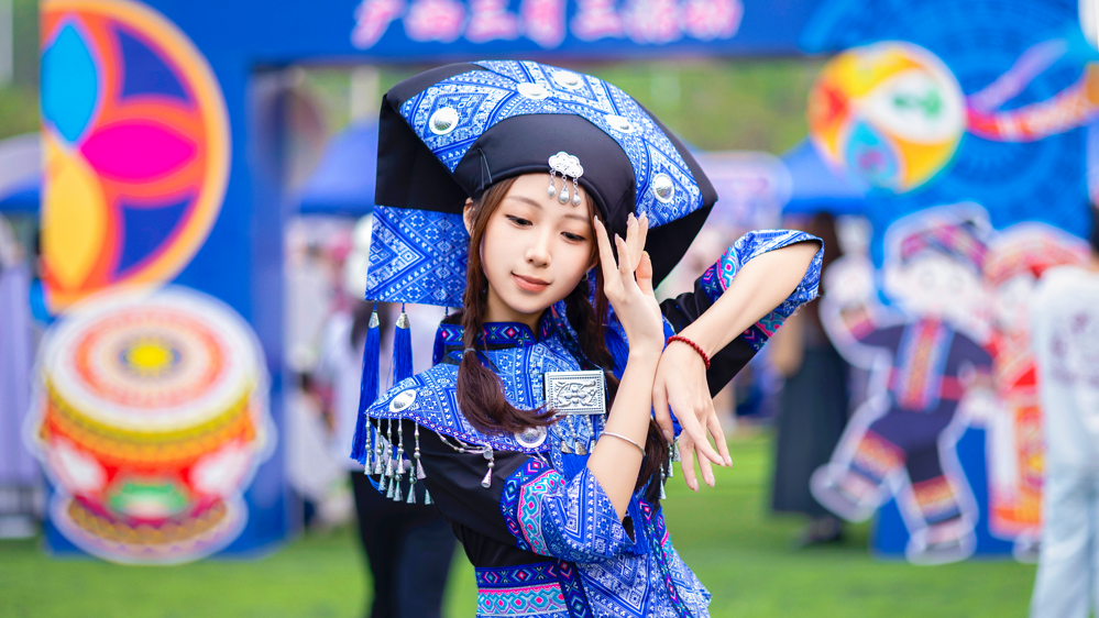 同学们壮族服装体验照片